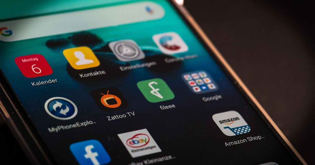 云听 App 主界面在手机屏幕上展示，暖棕渐变背景中排列着频道入口与正在播放的音频卡片，整体氛围温和安静